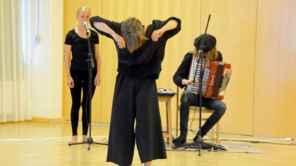 Tanja Andersson dansade med kraft i föreställningen Silverfeber tillsammans med skådespelaren Emelié Sterner och musikern Erik Björksten.