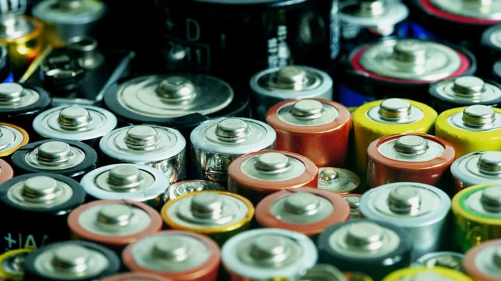 Gift. Hushållen i länet kan bli bättre på att lämna in uttänta batterier till återvinningen.