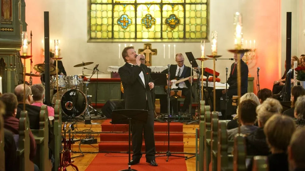 Patrik Öhlund med vänner drog fullt hus med julkonserten ”Min barndoms jul” i Hortlax kyrka.