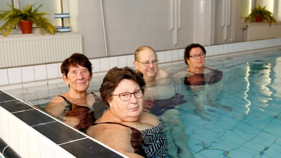 Viktig. Yvonne Hellgren (längst fram), Anita Lundqvist, Sten Dahlberg, Birgitta Dahlberg använder badet en gång i veckan.