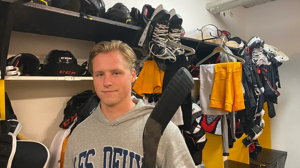 Ny grabb i omklädningsrummet. Calle Bülow har beställt nummer 13 i Motala AIF, precis som pappa Johan och farfar Peter hade i LHC förr i tiden. "Hockeyn betyder mycket för mig", säger Calle, ny back i Maifs division 3-lag.