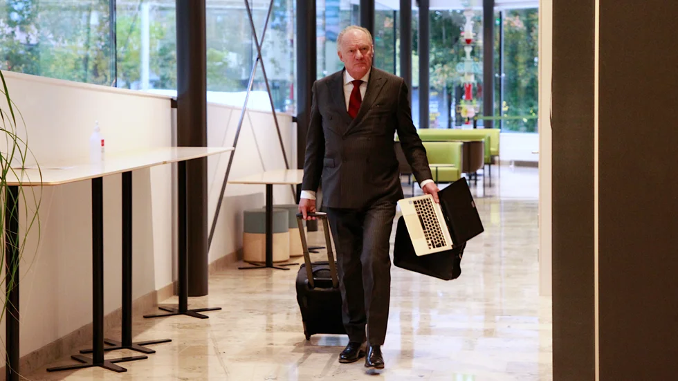 Henrik Jacobsson menar att åklagaren inte följt pengarna hela vägen där de som i sin tur vilselett och lurat hans klient Greger Sundman kan hittas.