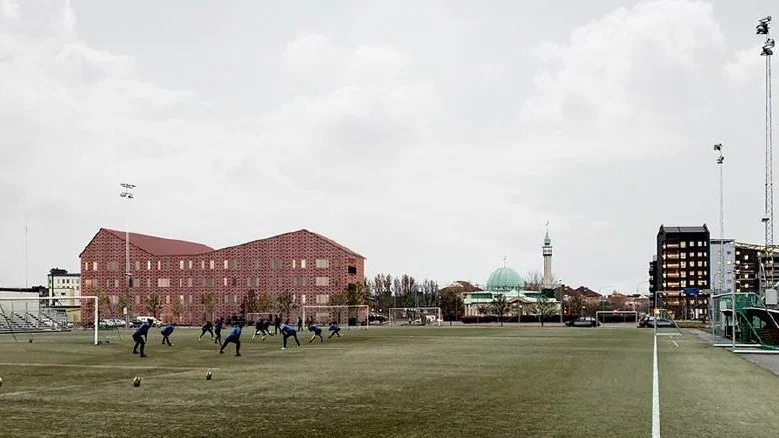 Ett vård- och omsorgsboende (t v) får byggas intill Lötens IP och Uppsala moské. Först måste strålkastarna bytas ut för att inte störa bostäderna, enligt detaljplanen. Exakt utseende bestäms senare. 