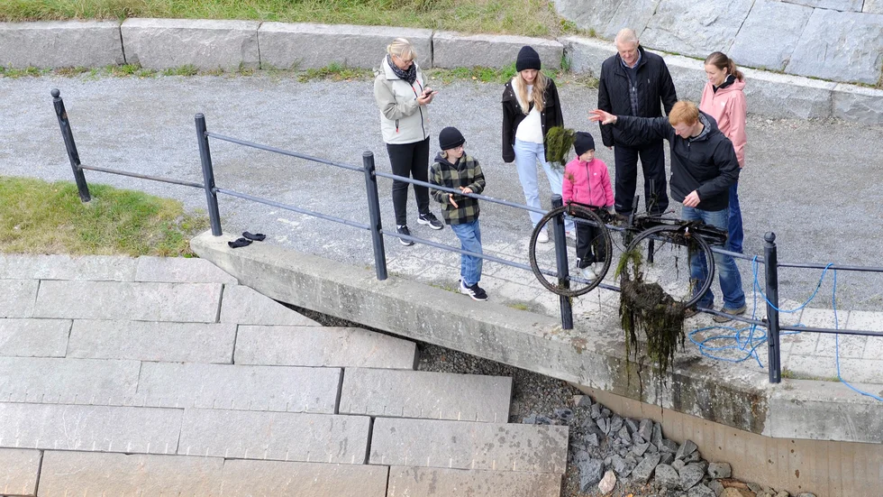 Peter, Caroline och Selma Kvande fick upp en gammal cykel på magnetfisket. Farmor Gun-Marie och farfar Lars-Åke Tjernström var där med kusinerna Frank och Freja Tjernström.