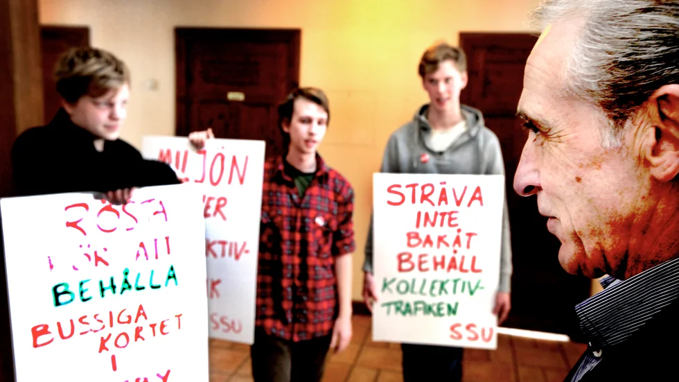 Kollektivtrafik är en klassisk fråga som engagerar många unga. Här demonstrerar SSU Gotland inför bland andra Kjell Skalberg (C) på ett fullmäktige 2010. Ungdomarna på bilden var Richard Gyllensten, Adriaan van Tour och Anton Linnerhed. 