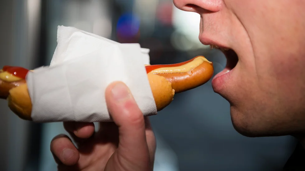 "Varmkorv är tydligen bara till för höginkomsttagare", skriver Max Wiik.