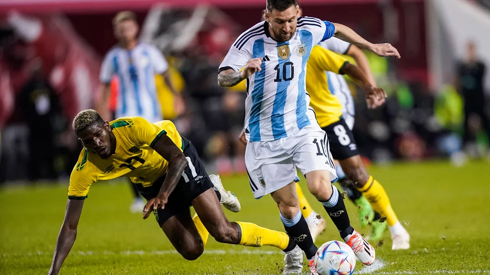 Argentinas Lionel Messi med bollen framför Jamaicas Shamar Nicholson.
