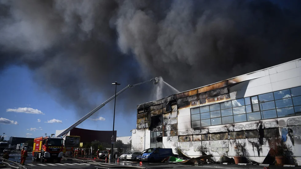 Ett 30-tal brandbilar ryckte ut till den omfattande branden i södra Paris.
