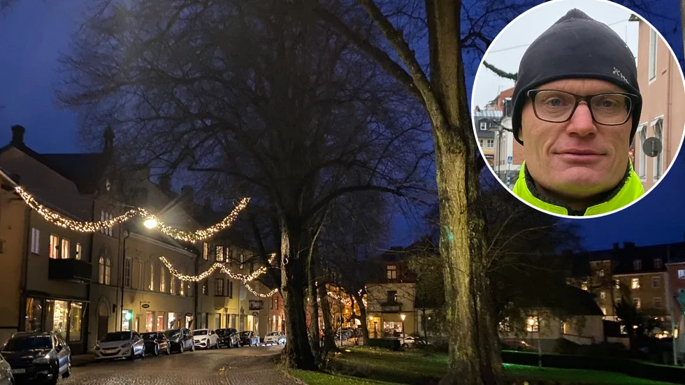 Krister Pihl räknar med att den nya belysningen kommer lagom till första advent. Uppgraderingen kostar kommunen 874 000 kronor. Bilderna togs på Hospitalsgatan i fjol.