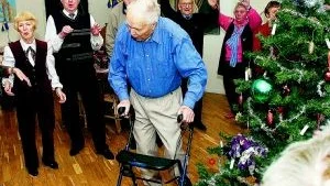 Arvid Johansson, närmast, var med och dansade ut julen vid gårdagens julgransplundring hos Klubb Gustav Adolf i Generalens servicehus i Norrköping.                                                                            Foto: Robert Svensson