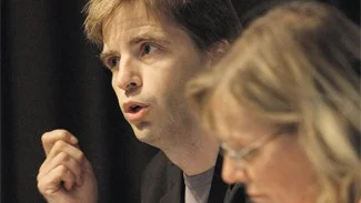Ett telefonsamtal till Håkan Wåhlstedt under ett möte med miljöpartiets riksdagsgrupp räddade Göran Perssons majoritet  i riksdagen 2002. Det avslöjar Widar Andersson i dagens ledare. Foto: Scanpix