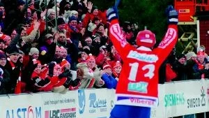 Faiks anfallare Magnus "Lommen" Gustavsson tar emot hemmaklackens ovationer efter att ha gjort det viktiga 3-1-målet i andra halvlek.
FOTO: GUNNAR JOHANSSON