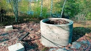 Fundamentet till den blivande mobilmasten på Dunderbacken. I går var länsstyrelsen på plats inför sitt beslut om masten. Placeringen har överklagats.
Foto: Titti Olovsson (0122-131 75)
titti.olovsson@folkbladet.se