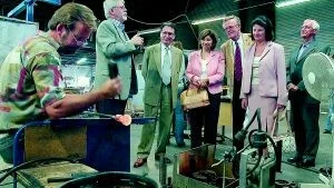 Reijmyre glasbruk fick i går besök av den belgiske ambassadören med hustru och medarbetare. Brukets vd (till vänster) berättade om glastillverkningen och bruket för ambassadör Raoul Delcorde, hans hustru Fati, landshövdingsparet Björn och Helena Eriksson samt Inge Carlsson, kommunfullmäktiges ordförande.
Foto: Titti Olovsson (0122-131 75)
titti.olovsson@folkbladet.se