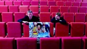 Christer Öjring och Jesper Karlsson hoppas på att stolarna i biosalongen i Folkets hus ska fyllas när det blir svensk smygpremiär för Tjenare kungen.
Foto: Titti Olovsson (0122-131 75)
titti.olovsson@folkbladet.se