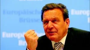 Gerhard Schröder (s) går på offensiven. 
Foto: Scanpix
