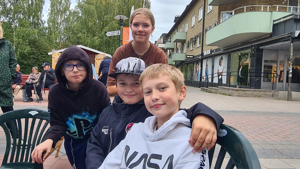 "Jag ser mögel och mycket trasigt i simhallen i Öjebyn. När ska vi få en ny simhall", undrar Cewin Nilsson (till höger), 11 år, Arnemark, när han pratar med politikerna. Bakom honom från vänster Aron Eriksson, Tove Harnesk och Max Renberg.