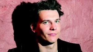 Håkan Hellström är mån om att strunta i vad folk tycker om honom. "Om man börjar tänka för mycket på hur folk ser på en, då är man borta från ursprungskänslan. Den som var att jag gick min egen väg. Det var ju det som gjorde att det gick bra".  
Foto: Jack Mikrut/Pressens Bild