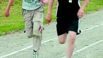 Full rulle i Hällestadsspelen. Fredrik Adolfsson (till höger) från Hällestadsskolan leder ett heat på 60 meter i pojkar årskurs 3. Skolkamraten Tobias Evertsson försöker hänga med.
Foto: Titti Olovsson (0122-131 75)
titti.olovsson@folkbladet.se