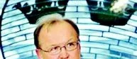 Kritiken mot Persson inhämtas lätt från hans partikamrater