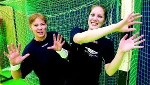 Den ultimata duon. I alla fall om man ska tro NKIK:s målvakter Hanna Malm och Maria Wisth själva. "Vi kompletterar varandra på ett bra sätt" säger de.
Foto: Robert Svensson (011-200 463)
robert.svensson@folkbladet.se
