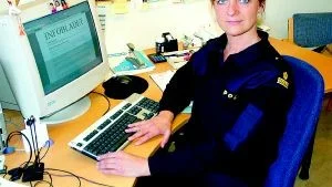 Polisinspektören Annja Neumayer Arvidsson i Finspång anser inte att barn ska få handskas själva med hundar av rasen pitbullterrier. "Det här är inte en hund man släpper ut med tioåringar", säger hon.  
Foto: Gunnar Johansson