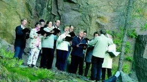 Uti i vår hage. Det var en av sångerna som Matteus vokalensemble framförde under premiärkonserten vid Rödberget.
Foto: Peter Ericsson