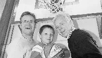 Tre generationer NUBF under samma tak. Bernt O Ericson har förutom att vara kanslichef i kommunen under många år även "bossat" i NUBF under många år. " Jag tror det blev drygt 20 år," säger han. Sonen Jerker har också växt upp med basketen i föreningen och träffade dessutom frugan Ann här. Sonsonen Gustav, 7 år, är självklart medlem i föreningen.
Foto: Niclas Sandberg (011-200 464)
niclas. sandberg@folkbladet.se