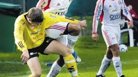 Assyriska fick nöja sig med 1-1 hemma mot Mjölby AI. Det innebär att man tappar mark till täten. Här vinner David Ayas en duell med en MAI-spelare. Foto:Janne Forsby, 011-200 464