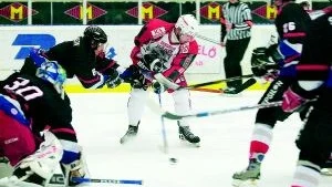 Mattias Nordqvist var en av få Hästen-spelare som verkligen förtjänar beröm i hemmamatchen mot Olofström. Här är Mattias ensam framför gästernas mål och oroar, men den här gången blev det inte mål.
FOTO: ROBERT SVENSSON