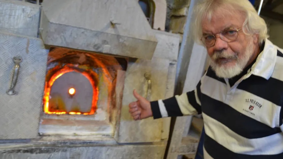 Massan glöder. Glasmassan inne i de två ugnarna hos Reijmyre glasbruk, glöder fortfarande, trots konkursen.  - Så man kan börja producera direkt,bara det blir klart med ny ägare, säger Weine Holm, som sköter glasmuseet.