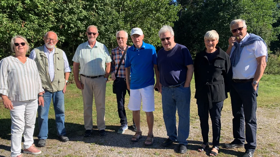 Åtta elever från den första fritidsledarutbildningen på Kjesäters Folkhögskola samlade till 50-årsjubileum på Båsenberga. Från vänster: Kristina Jonsson, Lars Berggren, Viking Jonsson, Roy Andersson, Tomas Sjövall, Kjell E Larsson, Annemaj Hellgren-Sander och Mats Allansson. De nionde eleven Eva Nordlöf höll i kameran.
