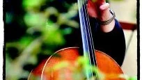 Foto: MATILDA AHL Daniel Furugren är ny cellolärare på Musikskolan i Västervik. En klok lärare lärde honom att en cello minsann är lika tufft att släpa på som en elgitarr.