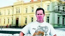 Tomas Wilke framför det gamla skolhuset i Ankarsrum. På högstadiet i Ankarsrum har han sin dagliga gärning.