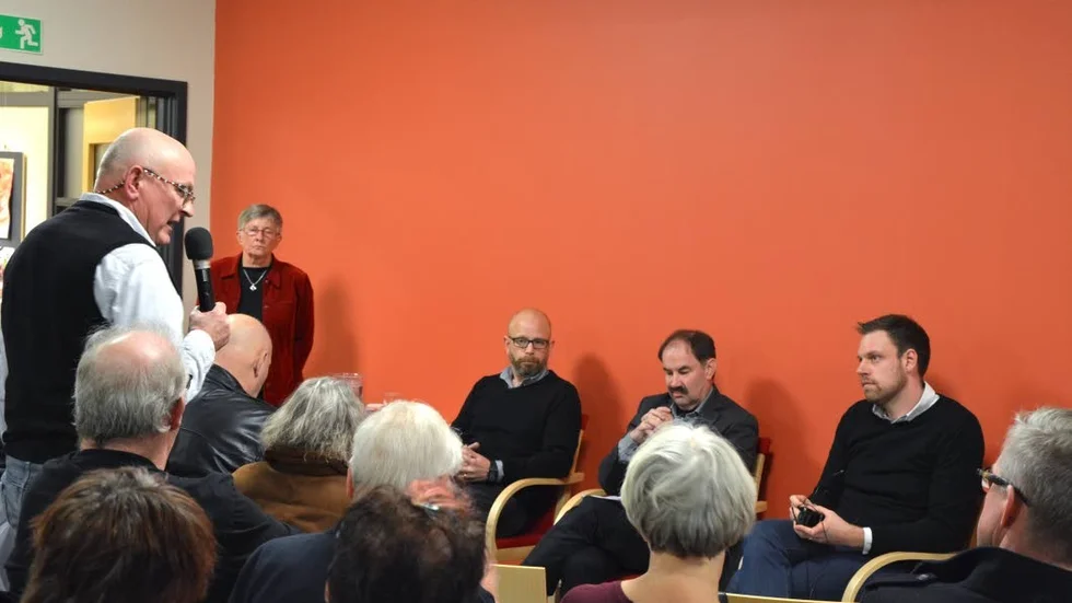 Möte. Björn Grip (V) ställde kritiska frågor till Mats Johansson (S)(mitten) och Christoffer Bernsköld (S) (t v)och ville se en respit för Söderköpings vårdcentral.