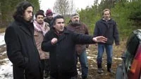 Issam Khoder, Ahmed Nezar, Mohamed Yusuf, Anar Dawod och Rabbe Palm är statister i Mannen i dimman. Längst fram står regissören Hoschang Moschiri och ger instruktioner. Foto:  ANDERS LILJEGREN