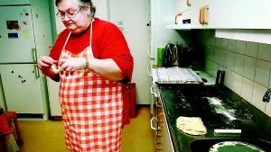 Foto: MATILDA AHL  Birgitta Johansson bakar bullar hos RSMH då och då. Hon är ledamot av föreningens styrelse och är med och håller möteslokalen öppen på dagtid.