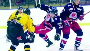 Foto: ANDERS LILJEGREN Vimmerbys James Mattsson har fått VIK:aren Jim Hult på fall i derbyt som Vimmerby till slut vann med 74. Andre VIK:aren på bilden är Anders Jörbrink.