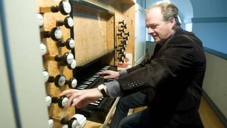 Kantor Anders Andersson ger ett smakprov på den fantastiska klangen i Östra Husbys kyrkas orgel, som är i behov av renovering.Foto: Janne Forsby