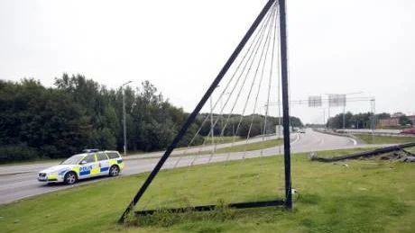 Bort med dem. Det är vad Sveriges Motorcyklister kräver. Stålutsmyckningen vid Ljurarondellen har fått påhälsning två gånger på mindre än en vecka. Dessutom förolyckades en mc-förare i augusti sedan han kraschat i rondellen. Foto: Janne Forsby