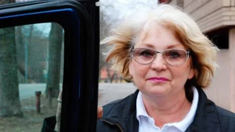 Lilian Theroell på Igelfors taxi har fått säga upp alla sina anställda chaufförer. Orsak: kommunen har inte kunnat ge något besked om de kan fortsätta köra skolskjuts och färdtjänst i höst.