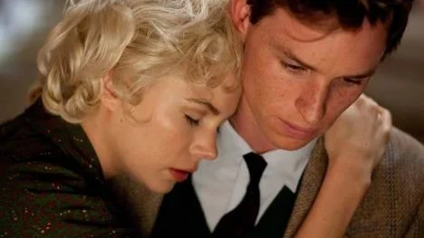 Ur den unge Colin Clarkes (Eddie Redmayne) perspektiv berättar "My week with marilyn" om den kaotiska inspelningen av "Prinsen och balettflickan", där Marilyn Monroe drev alla inblandade till vansinne med sina divalater. 
Foto: Scanbox entertainment