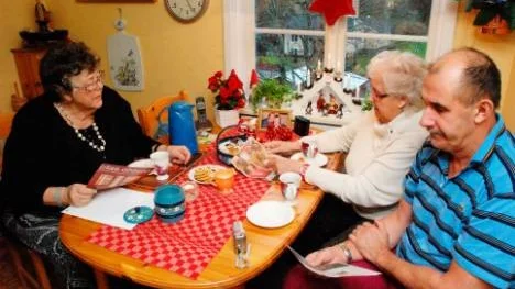 Dagmar Nilsson går igenom alla tidningsklipp tillsammans med grannen Rolf Larsson och väninnan Birgitta Andersson. Och det är en hel del!