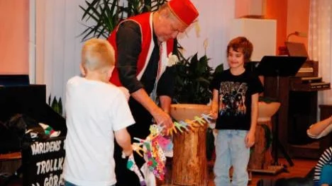 Bruce och Billy Jönsson får hjölpa trolkarlen Göran Klyve med hans smutstvätt.