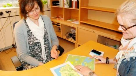 Elin Sternander diskuterar avstyckning med planarkitekten Heidi Viinikkala.