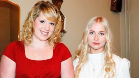 Förra årets Lucia i Finspång, Isabell Esping och årets Lucia Maja Westerberg.