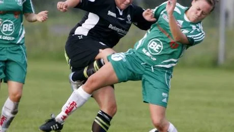Simona Ågren tar för sig i derbyt mot grönklädda Saltängen. Foto: Niclas Sandberg