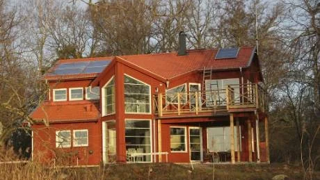 Solenergin fungerar bra vid uppvärming av bostäder, men även av vatten.Foto: www.svesol.se