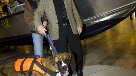 Svante Grundberg, Janne "Loffe" Carlsson och hunden Leon döpte på fredagen båten "OP Andersson" som också har en roll i kommande "Göta Kanal 3 - Kanalkungens hemlighet".  Foto: Sören Andersson/Scanpix