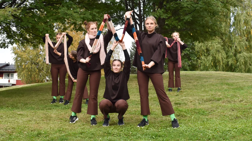 Alice Enmark, Hanna Berg och Ida Lundberg, mitt i ett danssteg.